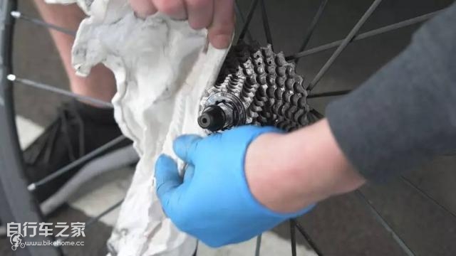 Dry cleaning bicycle flywheel
